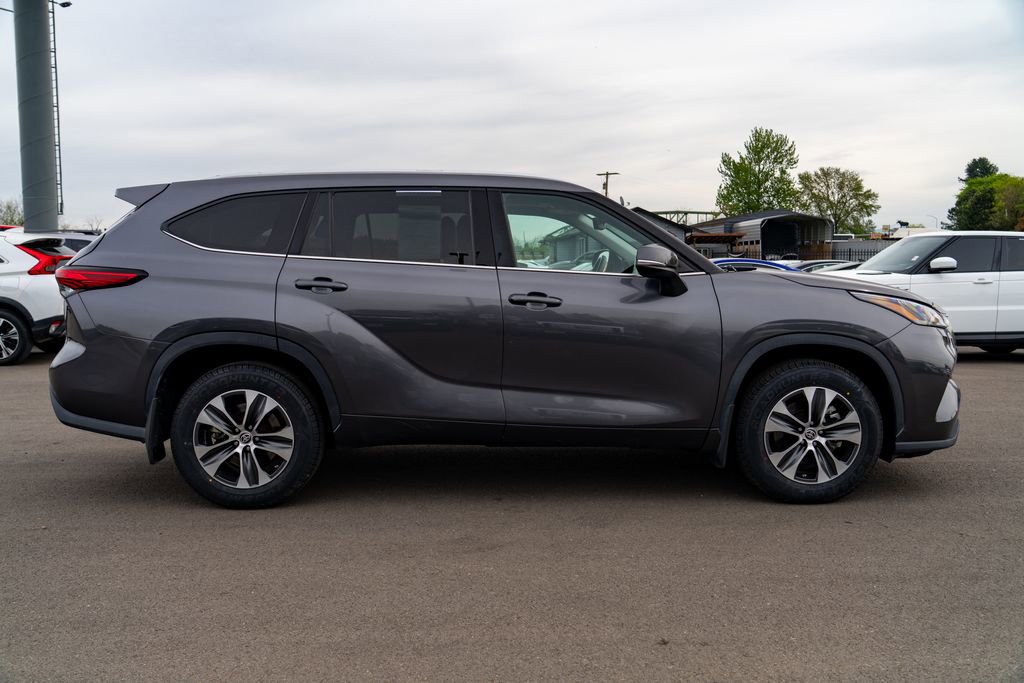 Used 2022 Toyota Highlander XLE AWD/4WD image 8