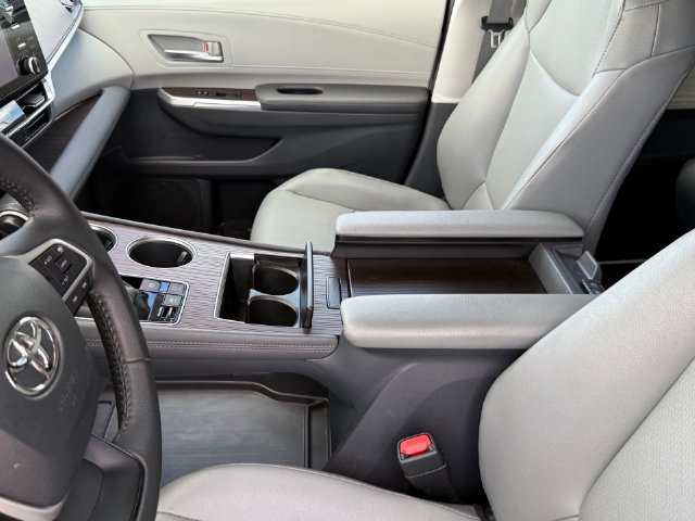 Used 2023 Toyota Sienna XLE FWD image 12
