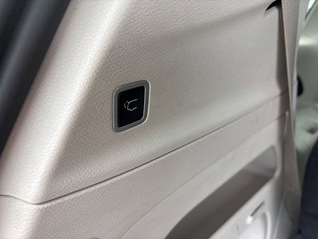 Used 2023 Chrysler Pacifica Touring-L image 36