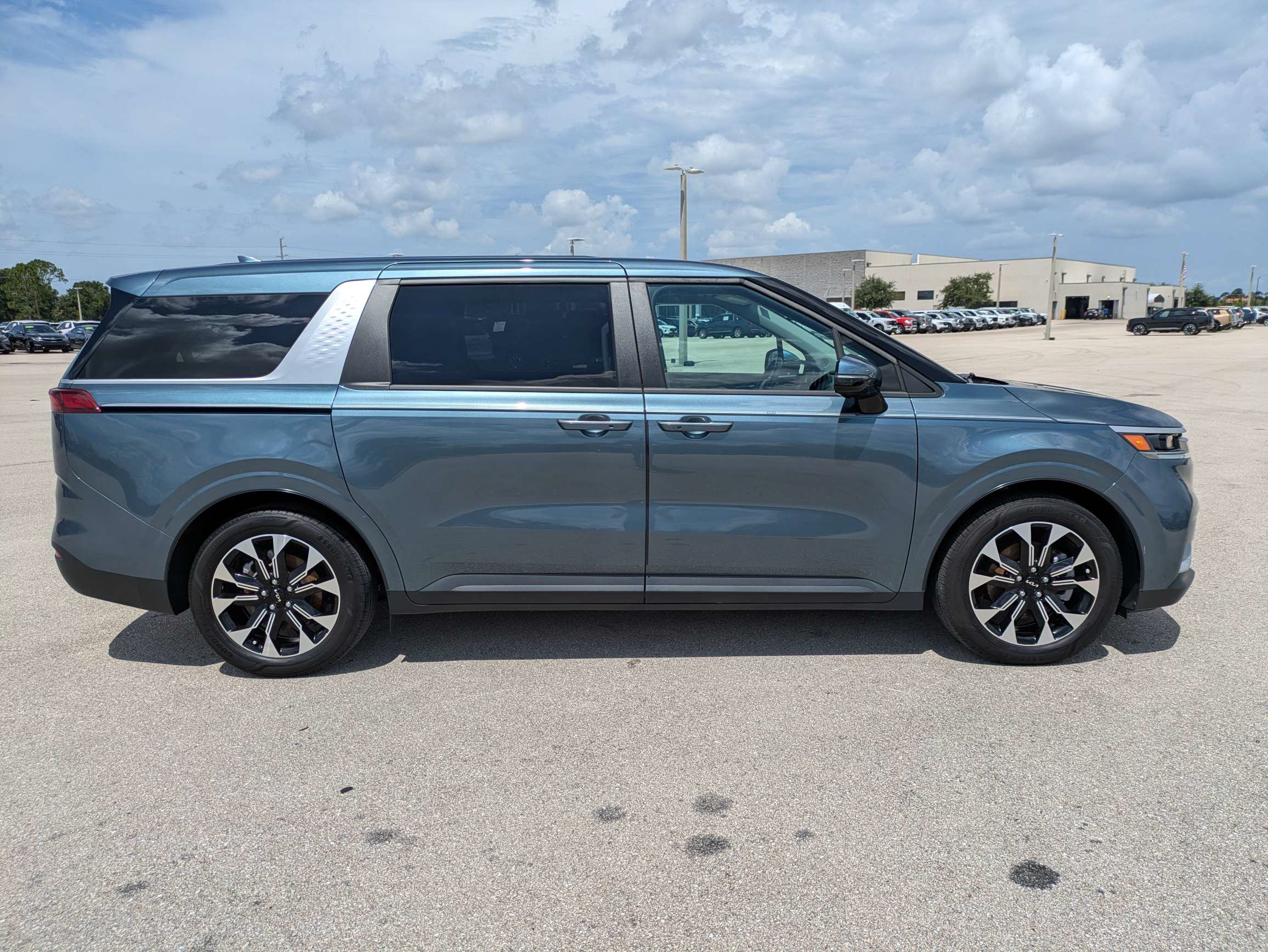 Certified 2024 Kia Carnival EX FWD image 4