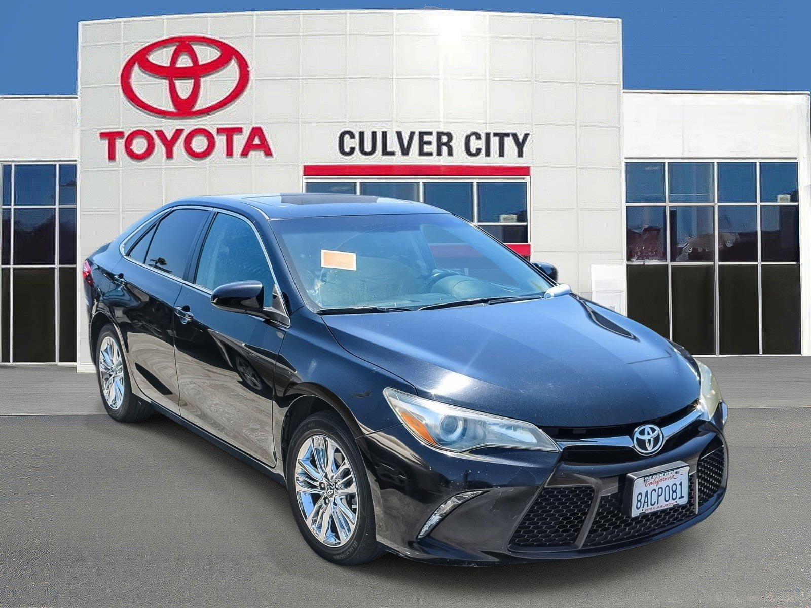 Used 2017 Toyota Camry SE w/ Moonroof Package FWD image 1