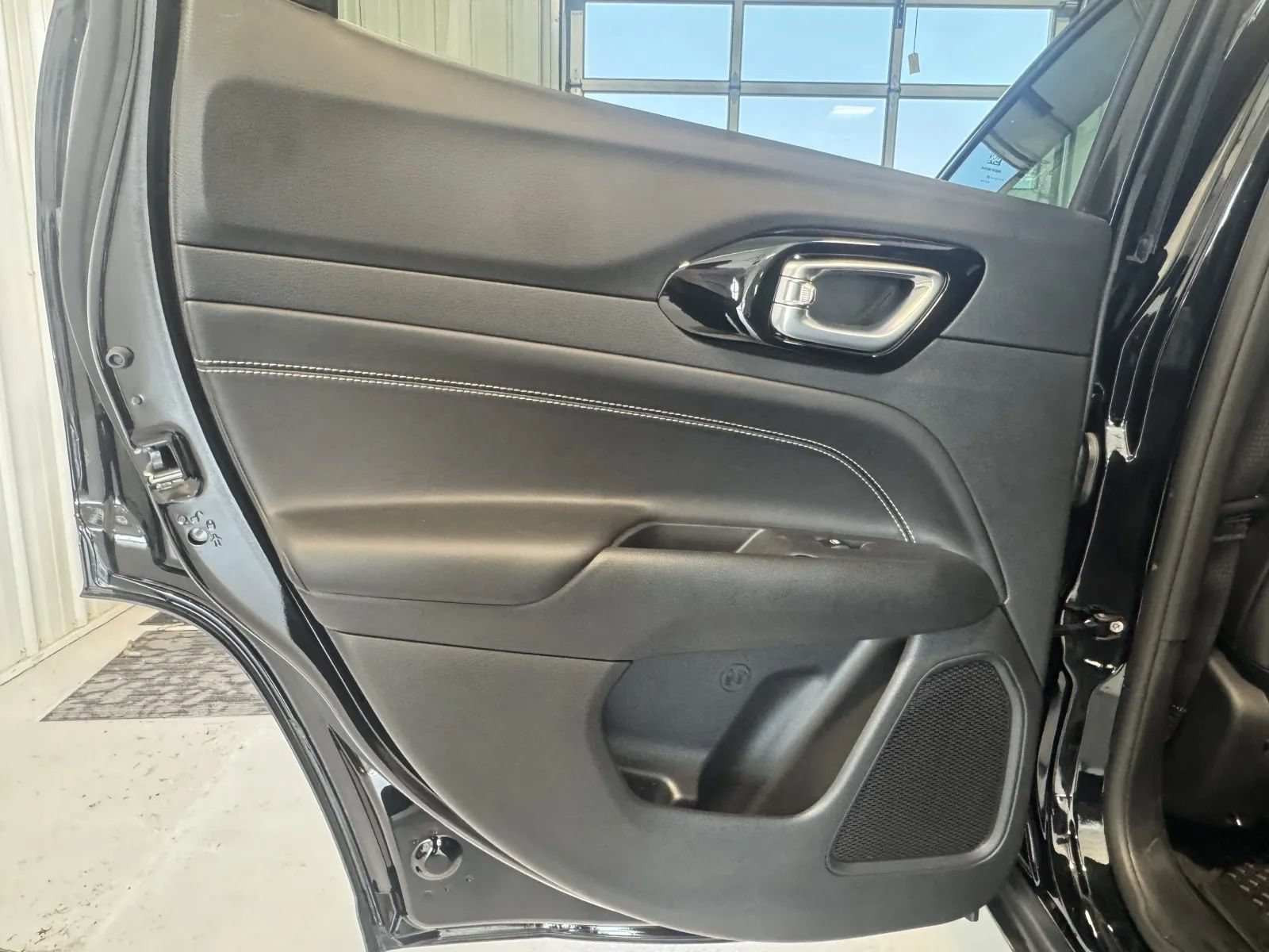 Used 2023 Jeep Compass Latitude w/ Convenience Group AWD/4WD image 9