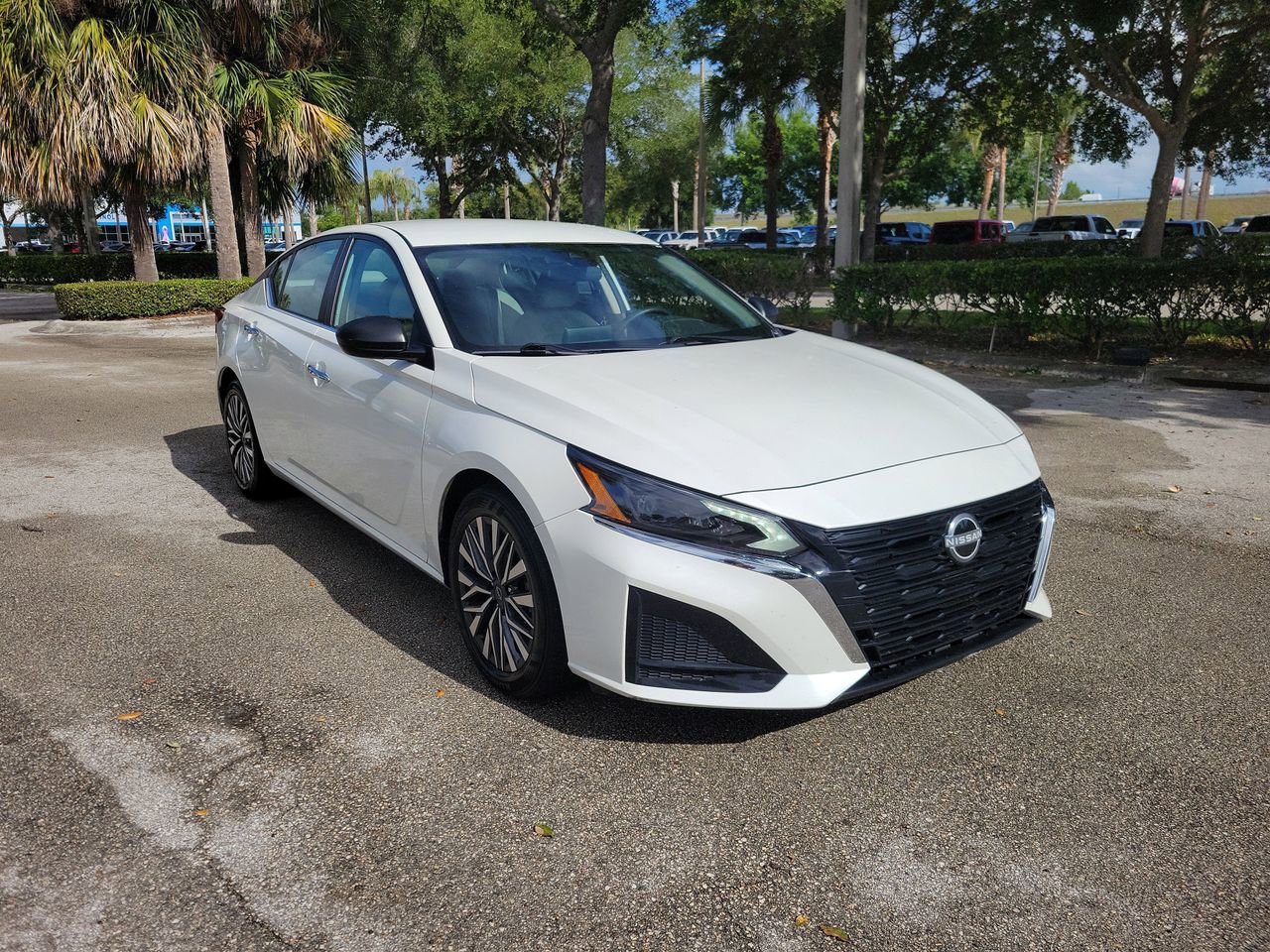 Used 2025 Nissan Altima 2.5 SV FWD image 2