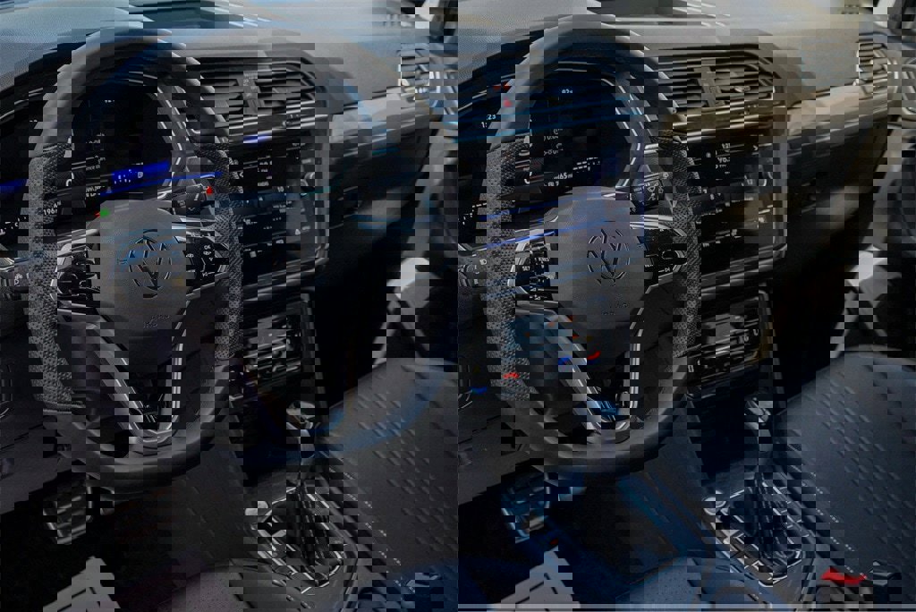 New 2024 Volkswagen Tiguan SE R-Line image 7