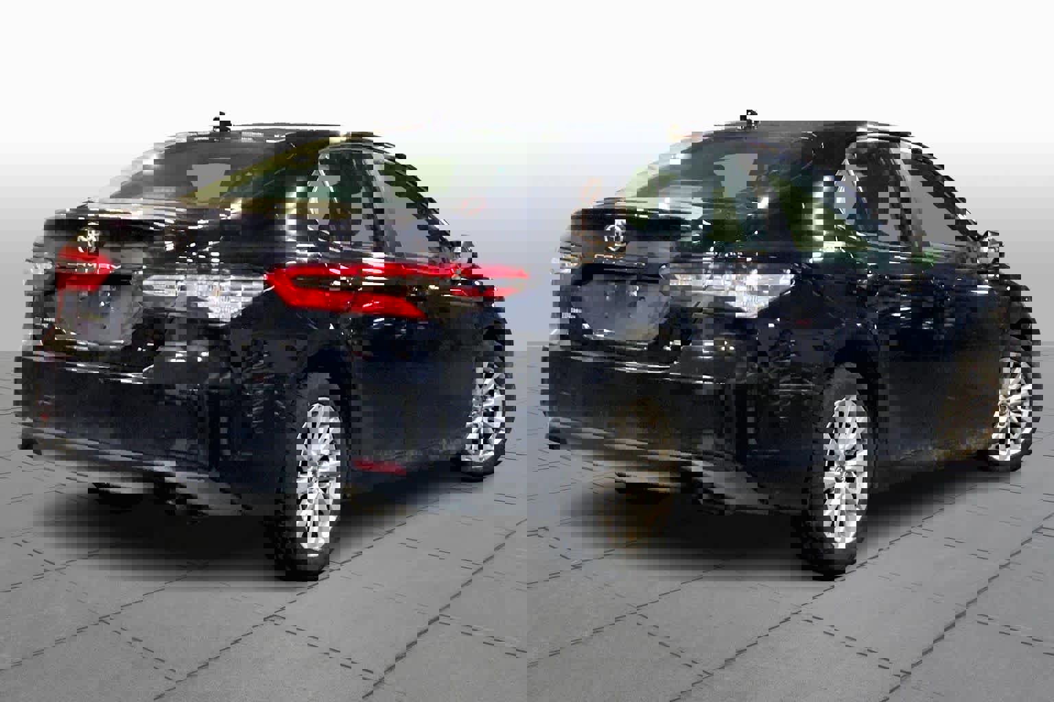 Used 2019 Toyota Camry LE image 12