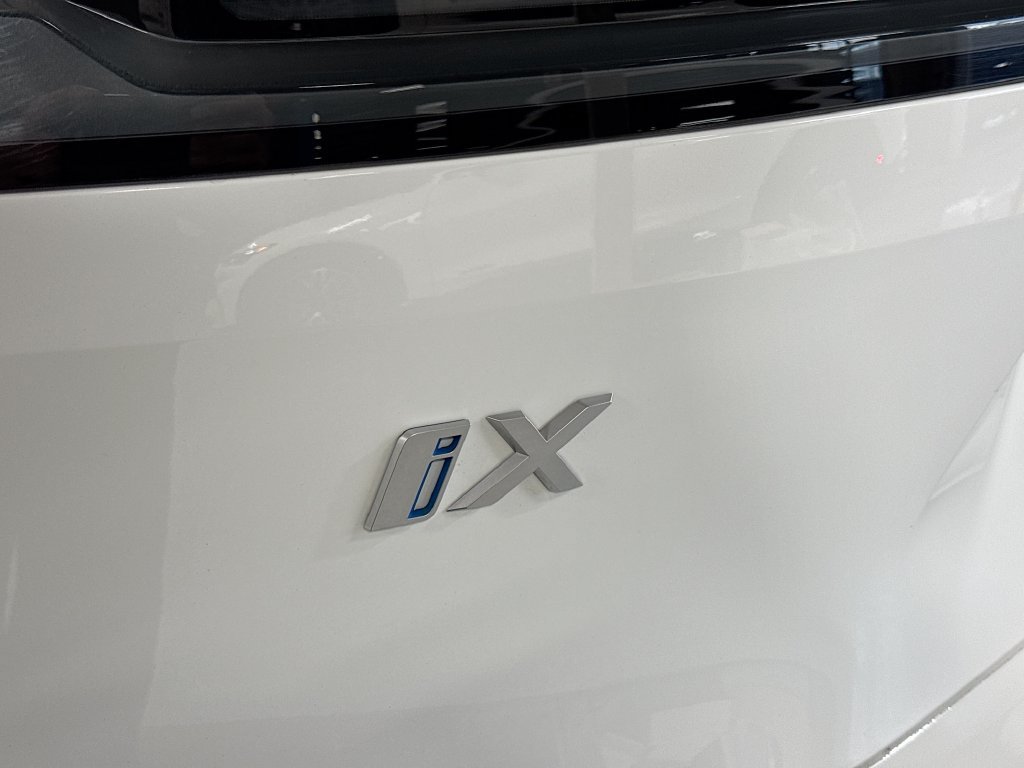 Used 2023 BMW iX xDrive50 w/ Sport Package AWD/4WD image 11