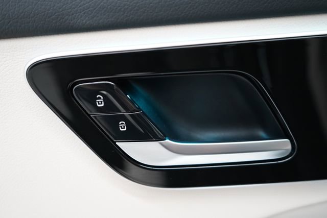 Used 2025 Mercedes-Benz C 300 4MATIC Sedan image 34