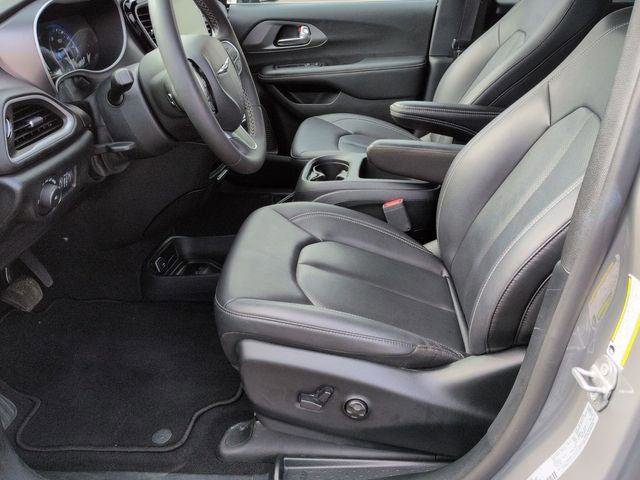 Certified 2025 Chrysler Pacifica Select image 12