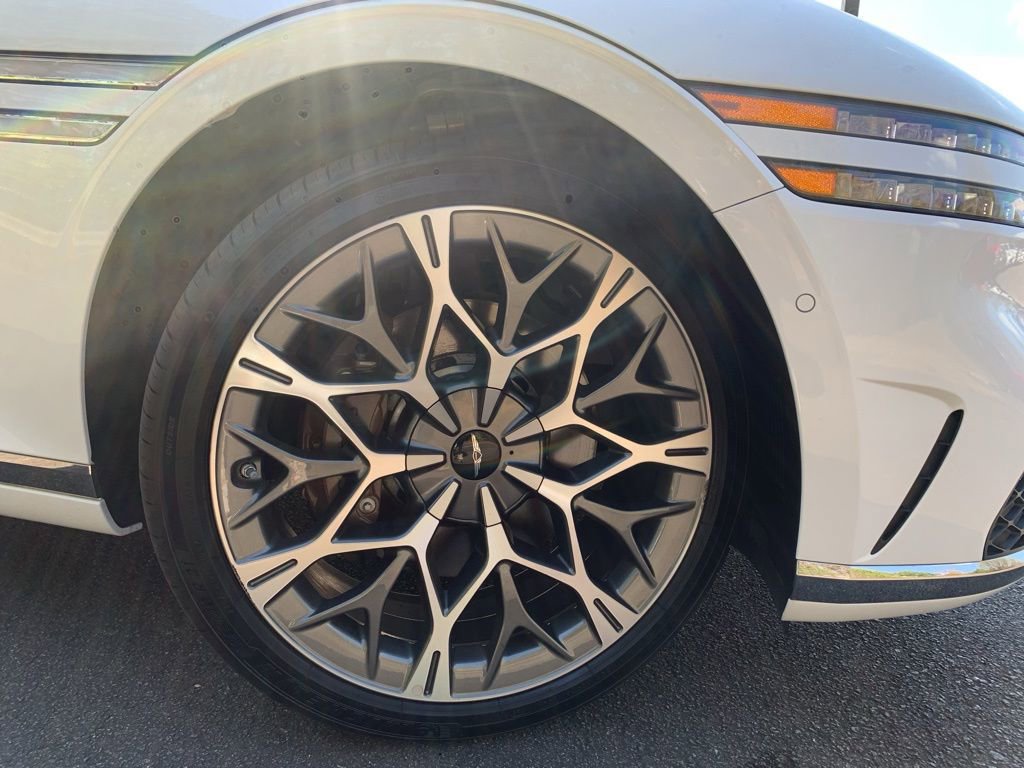 Used 2025 Genesis G90 3.5T image 24