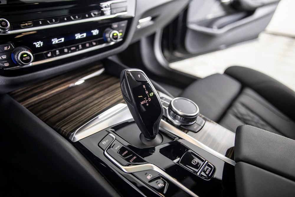 Used 2023 BMW 530e w/ Executive Package image 40