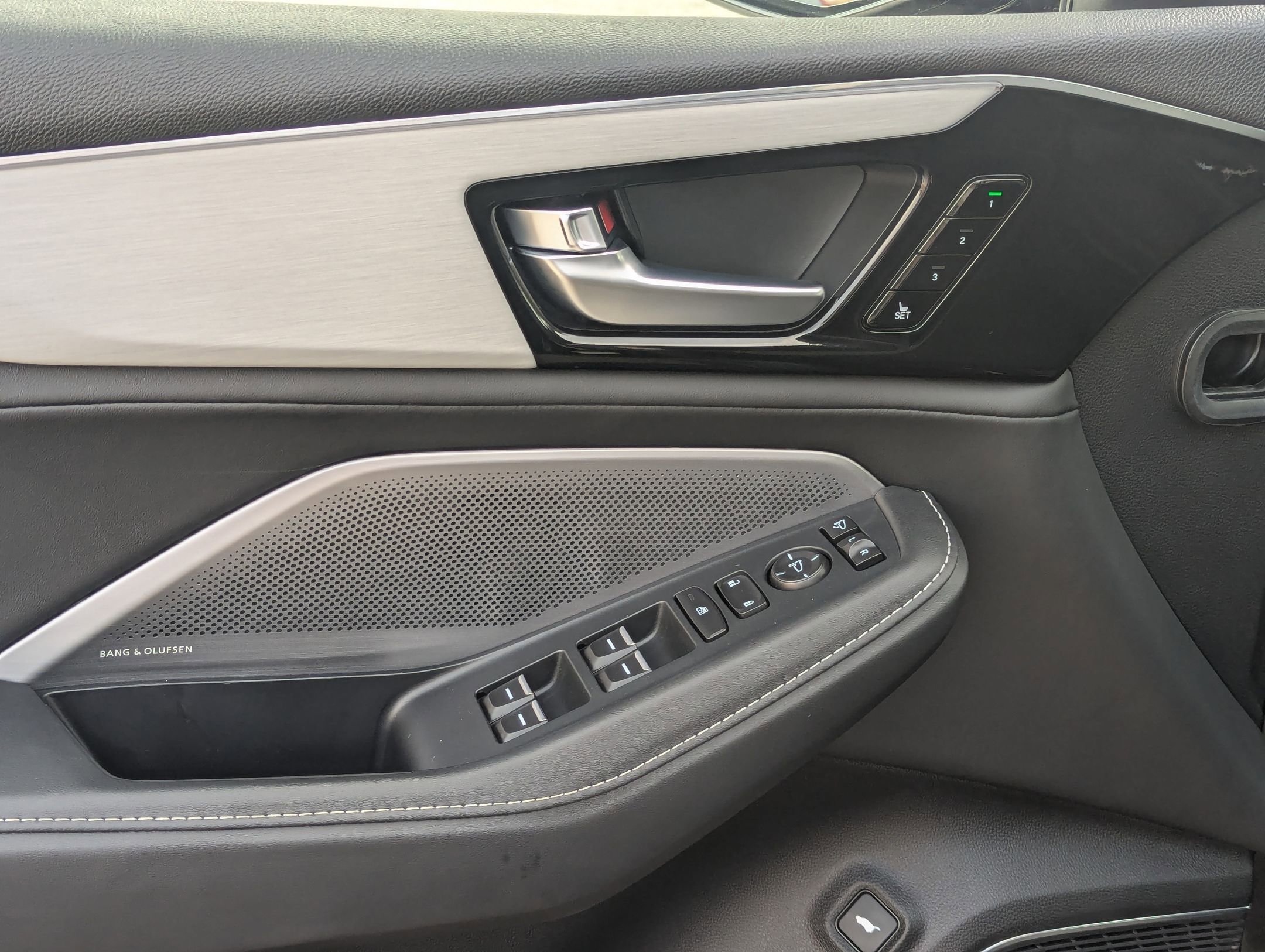 Certified 2025 Acura MDX SH-AWD w/ Technology Package image 12