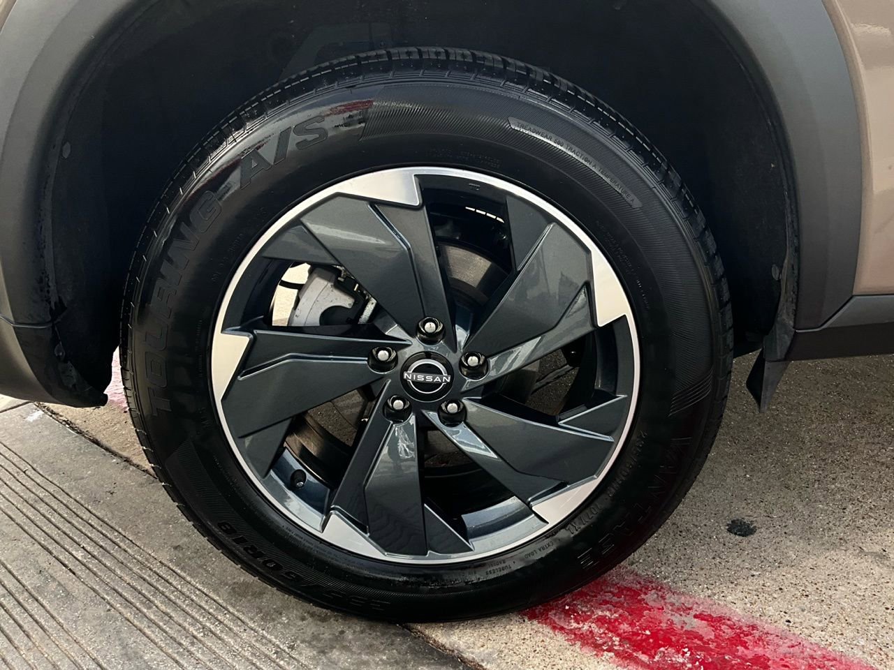 Used 2025 Nissan Rogue SV image 9