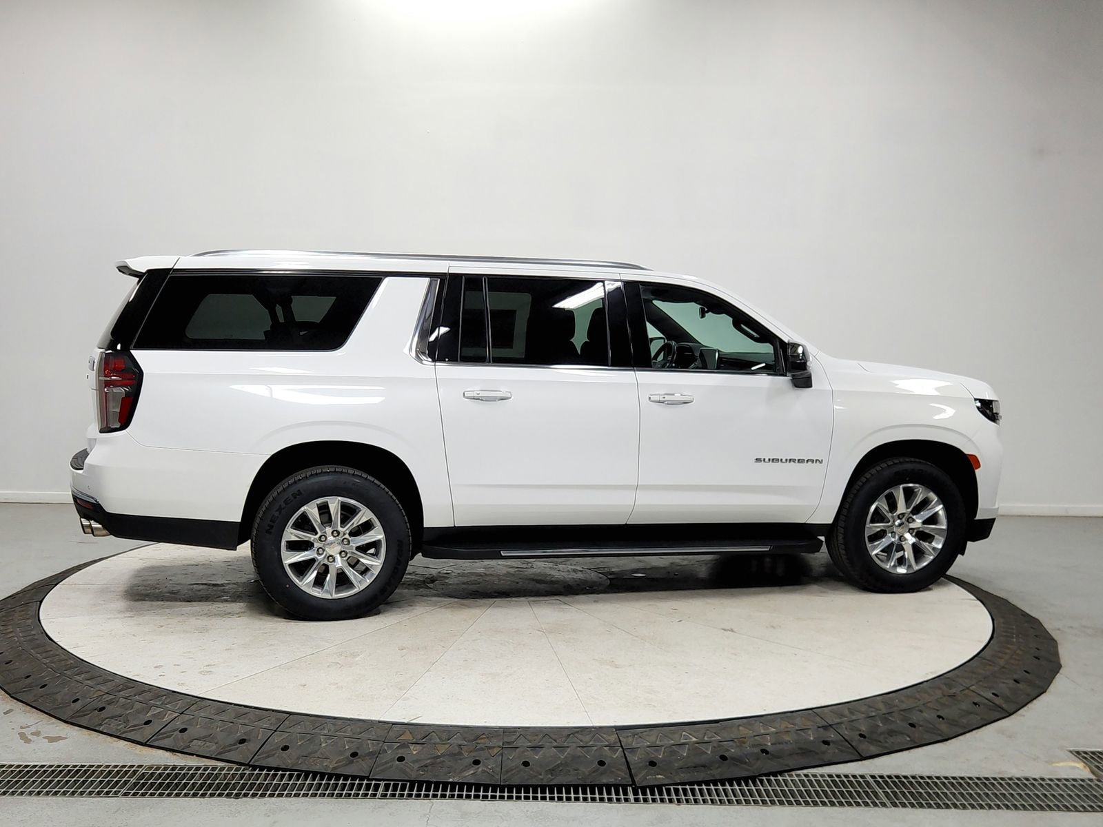 Used 2023 Chevrolet Suburban Premier image 8