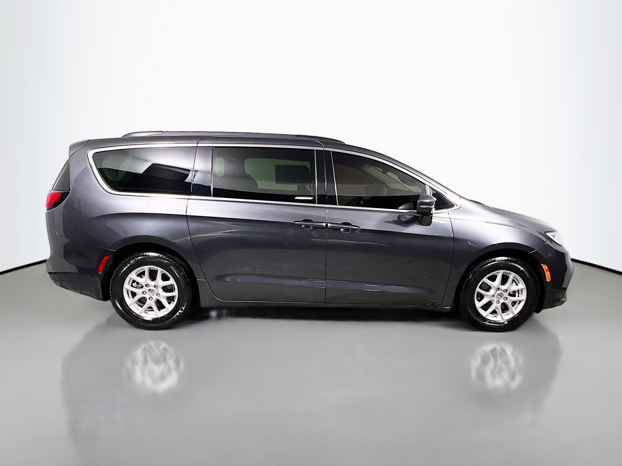 Used 2022 Chrysler Pacifica Touring-L image 3
