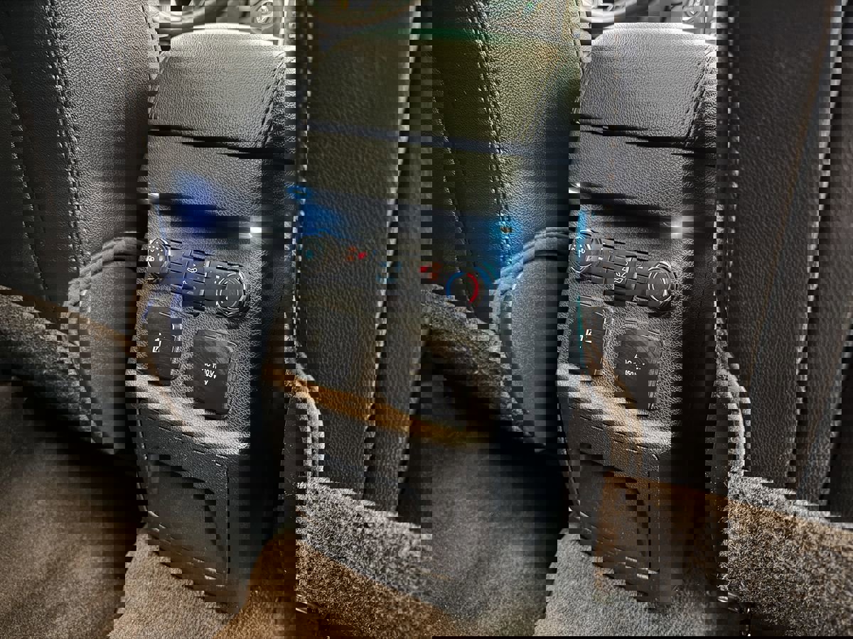 Used 2016 Ford Explorer Limited image 28