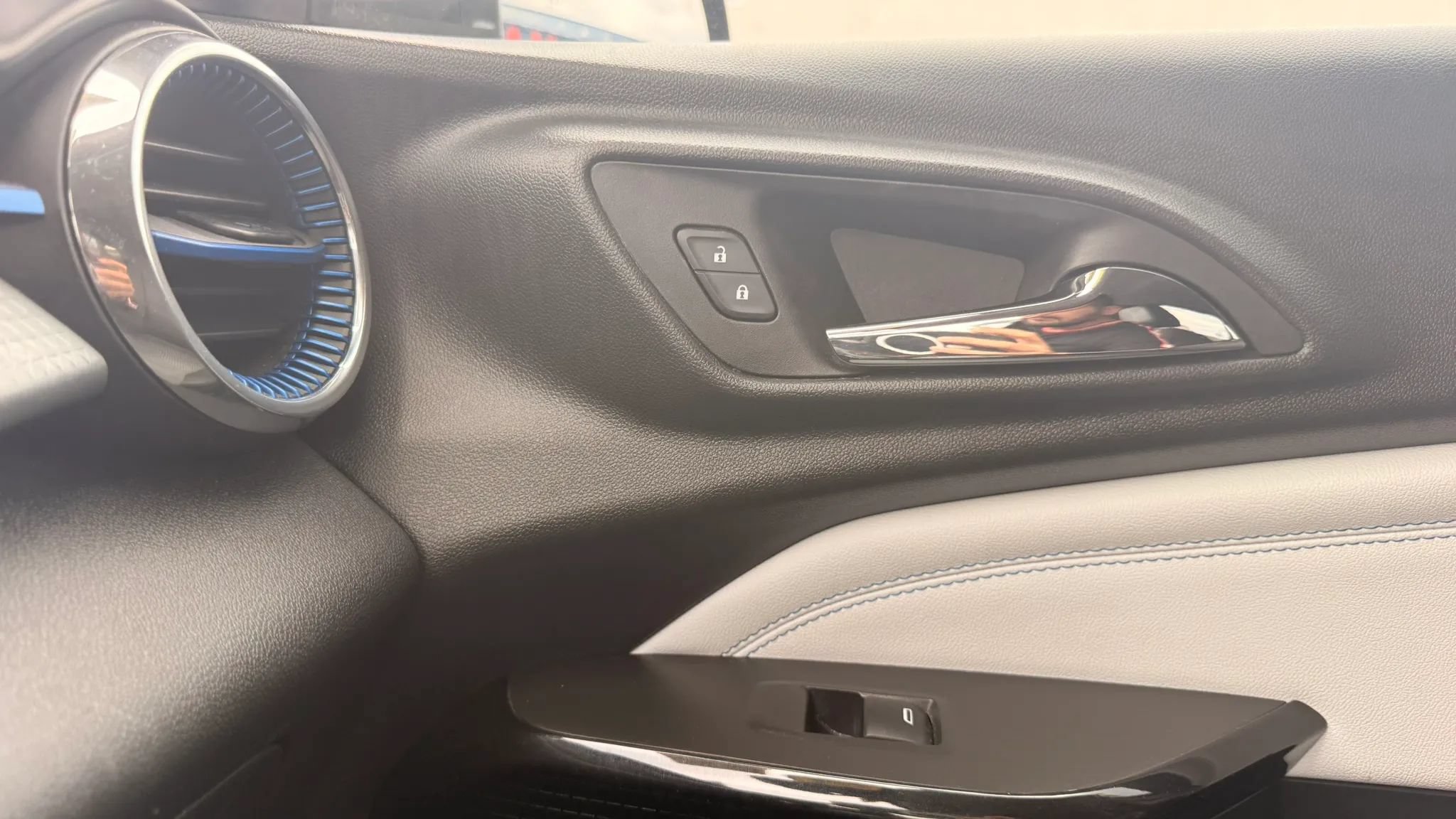 Used 2025 Chevrolet Trax LT FWD image 26