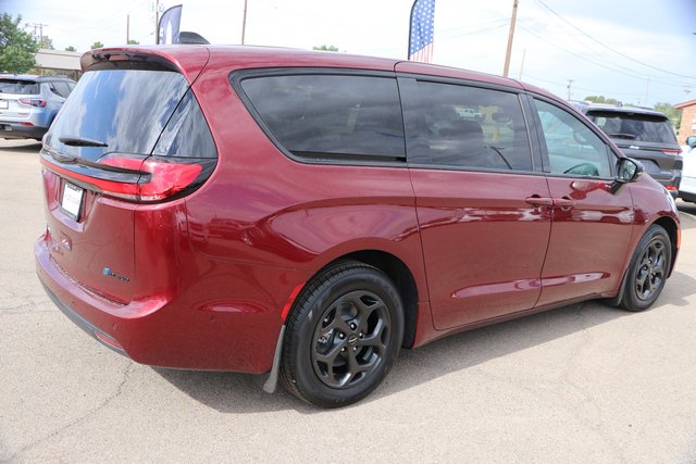 New 2023 Chrysler Pacifica Limited w/ Uconnect Theater Family Group image 7