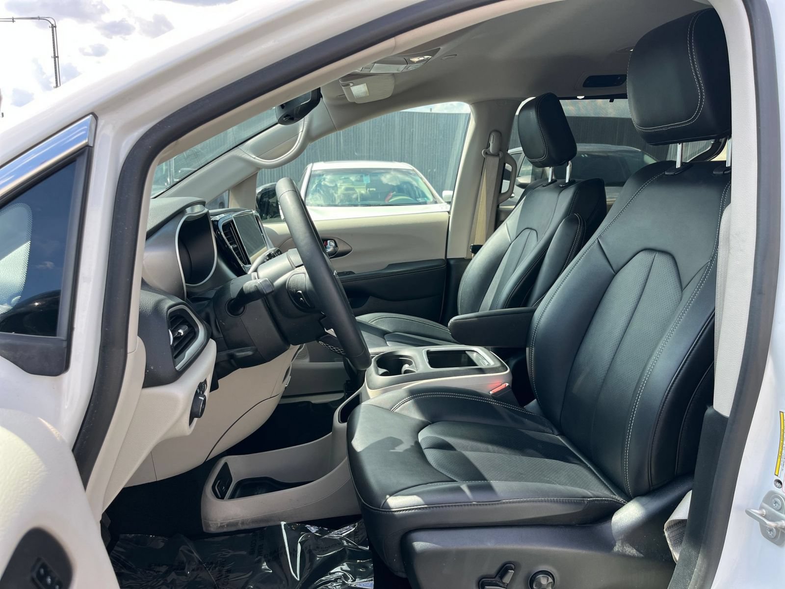 Used 2024 Chrysler Pacifica Touring-L FWD image 34