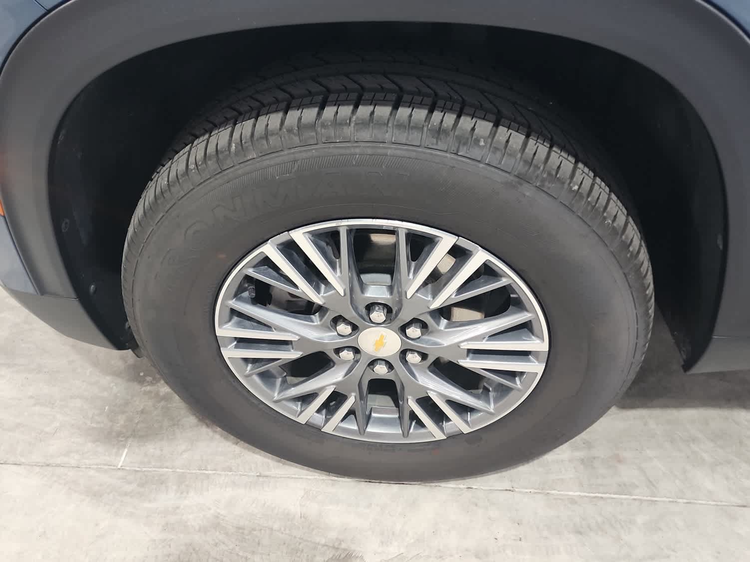 Used 2025 Chevrolet Traverse LT FWD image 11