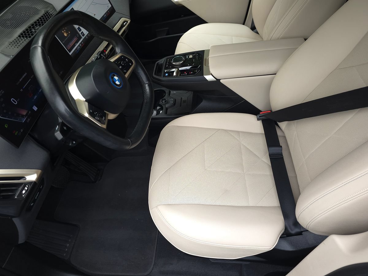 Used 2024 BMW iX xDrive50 w/ Sport Package AWD/4WD image 11