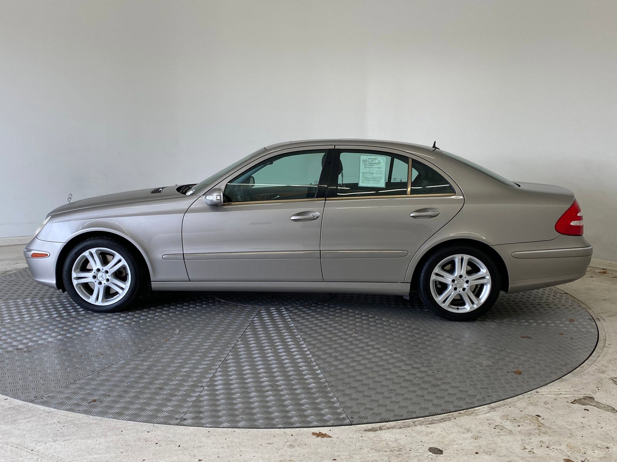 Used 2005 Mercedes-Benz E 500 4MATIC Sedan image 2