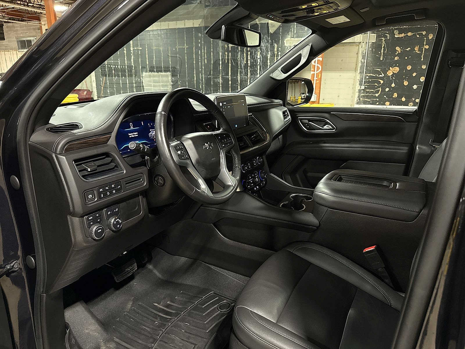 Used 2022 Chevrolet Tahoe Z71 w/ Luxury Package AWD/4WD image 32