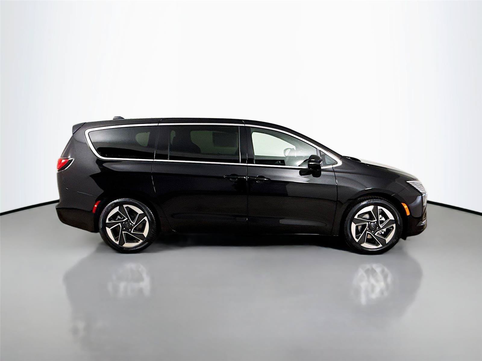 New 2027 Chrysler Pacifica Limited w/ Family Tech Group FWD image 18