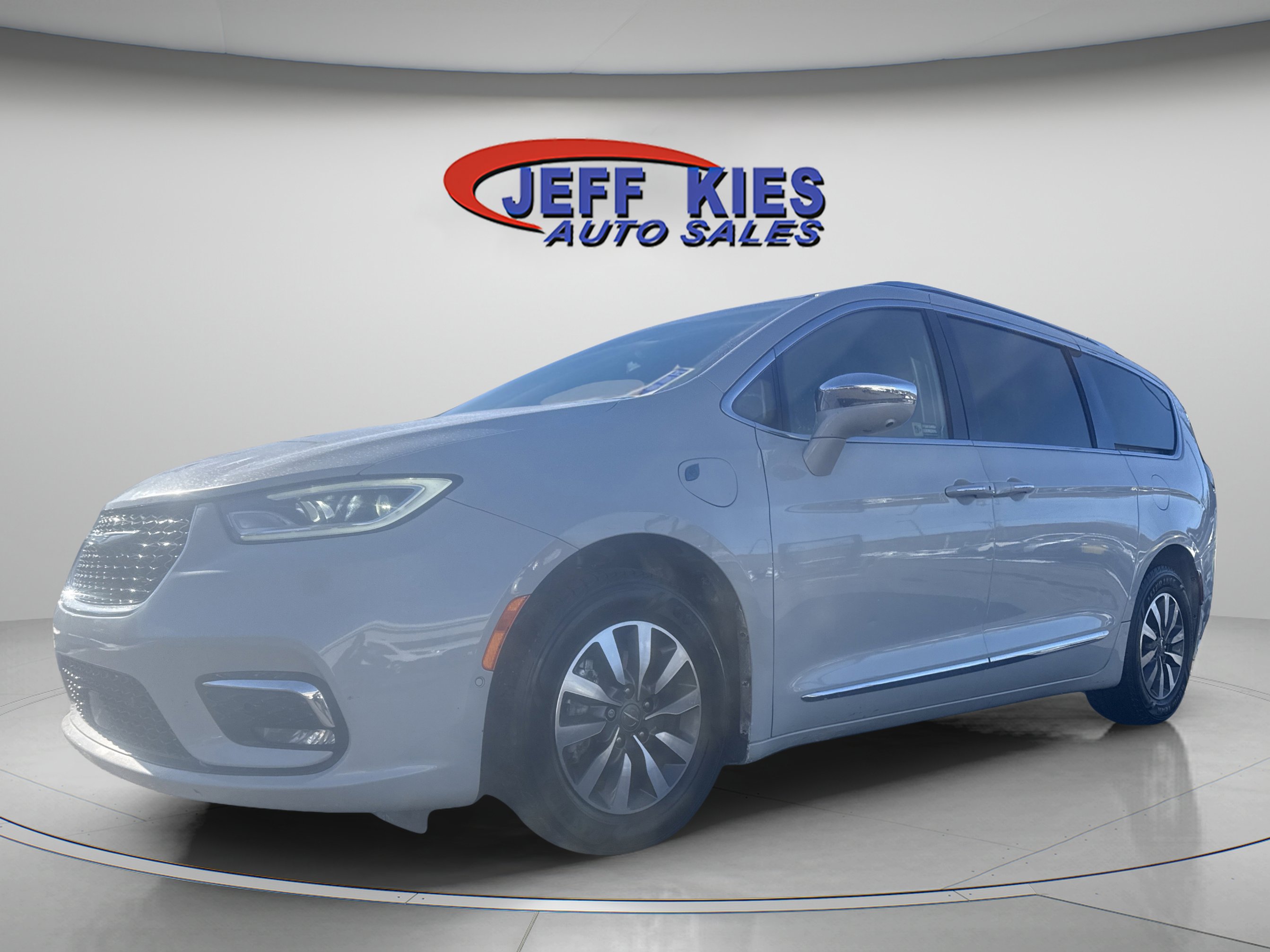 Used 2021 Chrysler Pacifica Limited w/ Uconnect Theater Family Group image 1