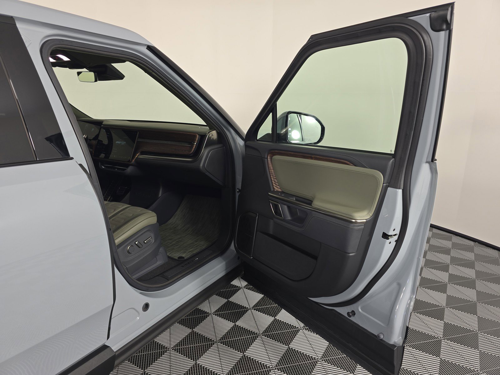 Used 2022 Rivian R1T Adventure image 18