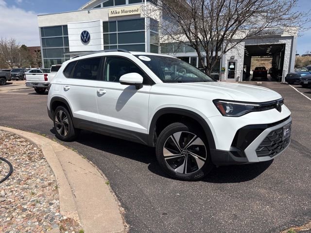 Used 2025 Volkswagen Taos SE AWD/4WD image 1