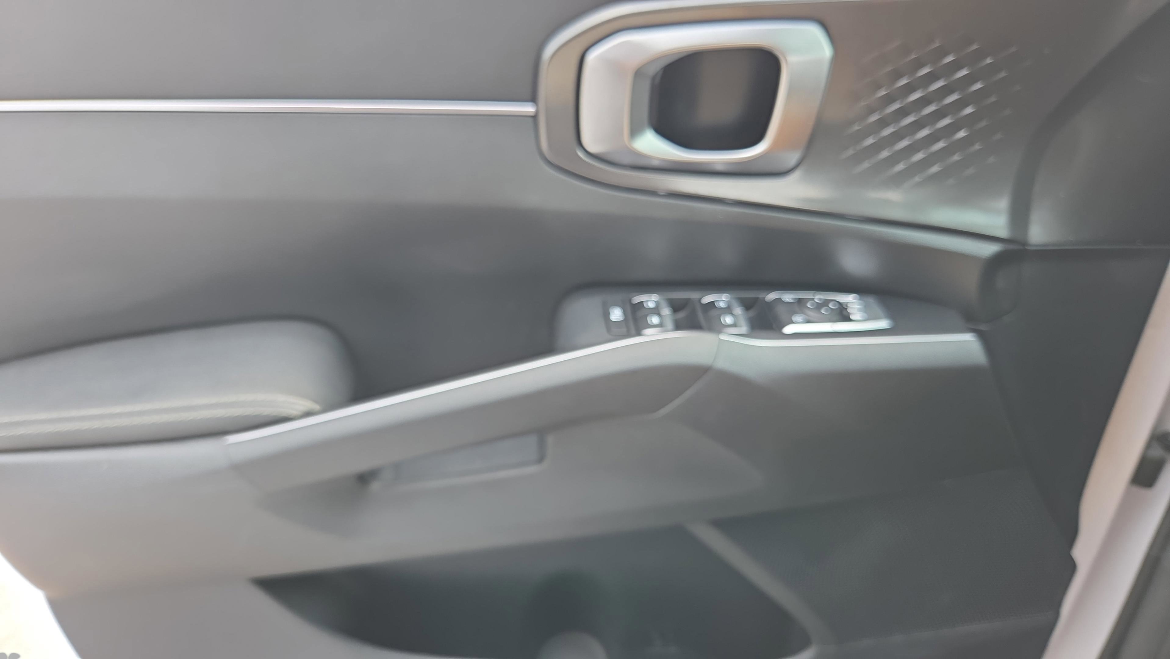 Used 2023 Kia Sorento LX image 25