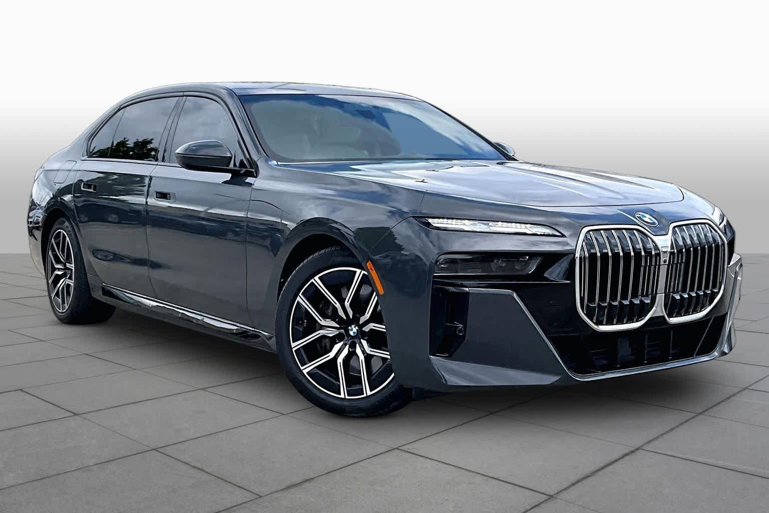 Used 2023 BMW 760i xDrive w/ Executive Package AWD/4WD image 3