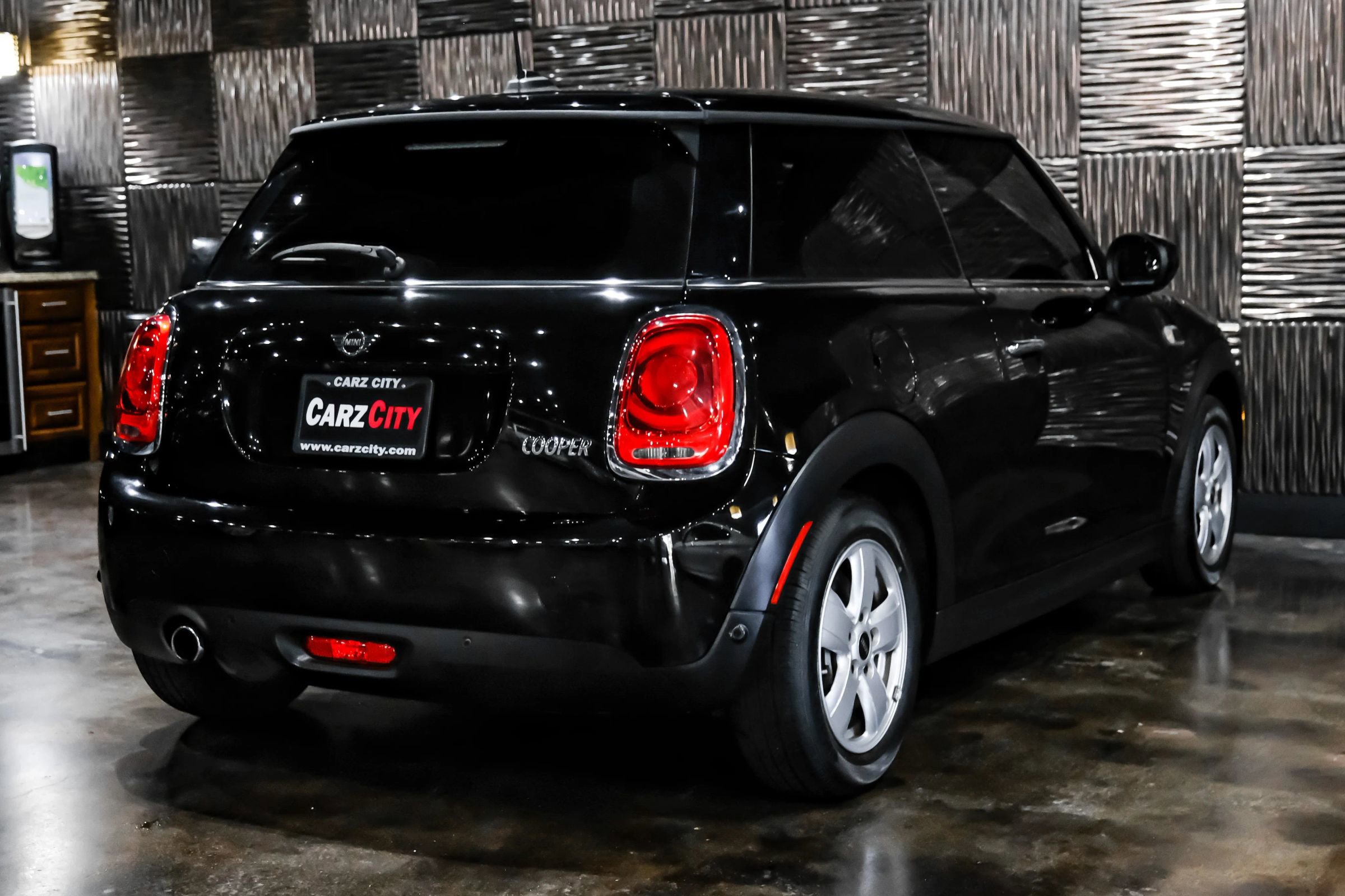 Used 2021 MINI Cooper 2-Door Hardtop FWD image 8