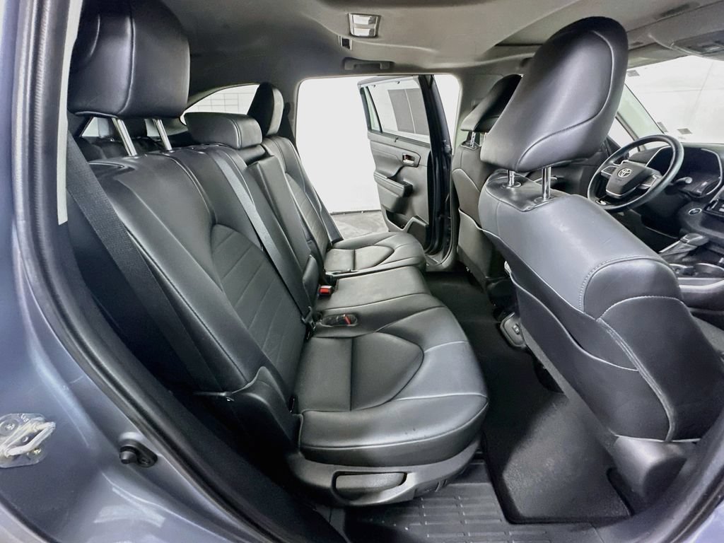 Used 2021 Toyota Highlander XLE FWD image 12