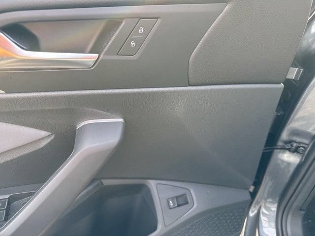Used 2025 Volkswagen Jetta SE FWD image 33