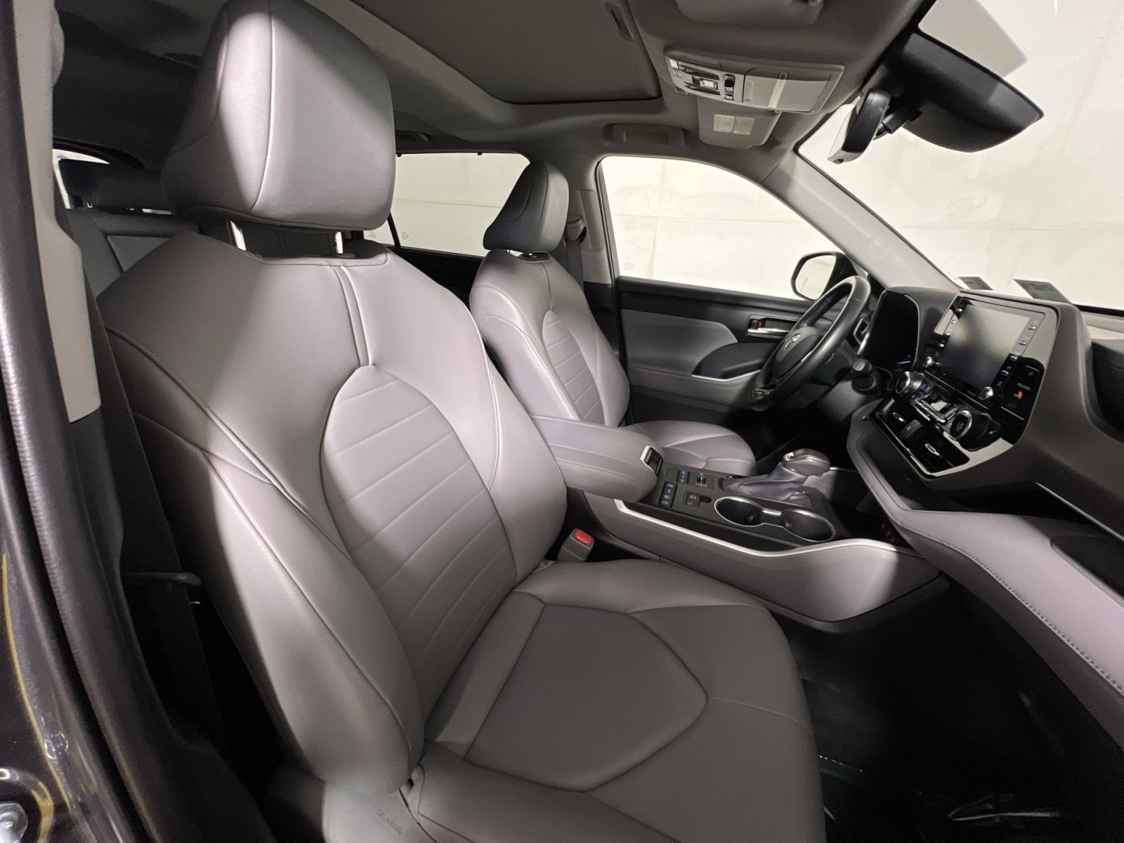 Used 2021 Toyota Highlander XLE AWD/4WD image 27
