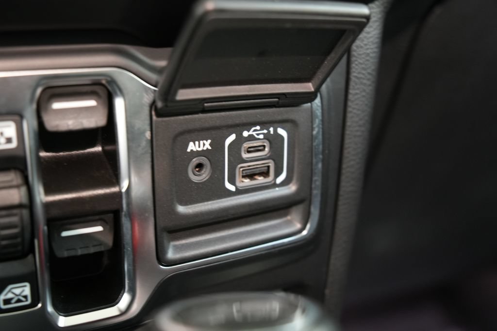 Used 2022 Jeep Wrangler Unlimited Sahara AWD/4WD image 15