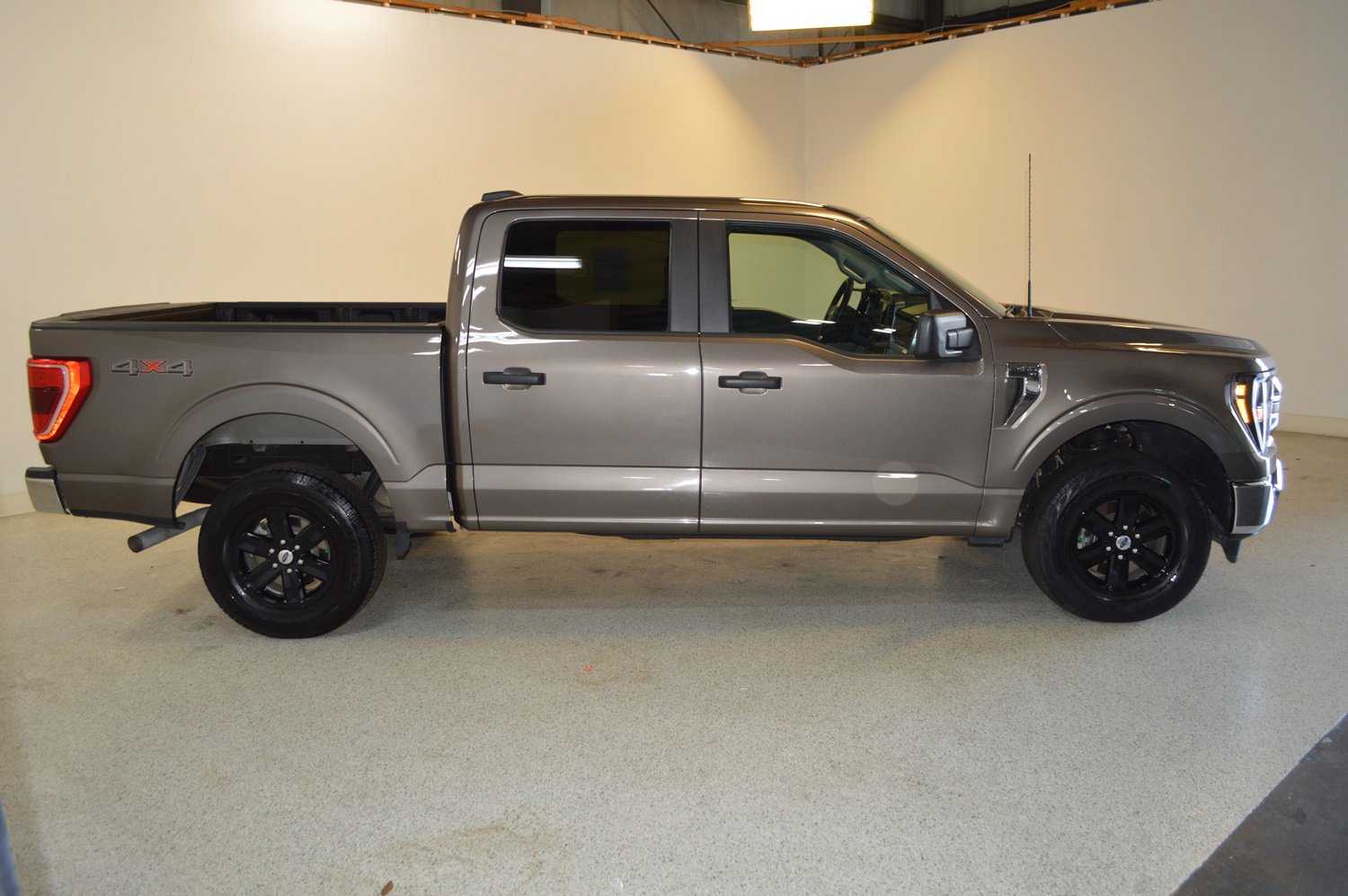 Used 2023 Ford F150 XLT image 2