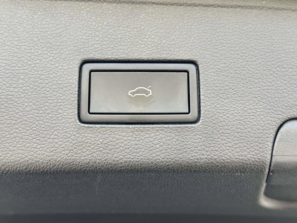 Used 2021 Volkswagen Atlas Cross Sport SE image 9