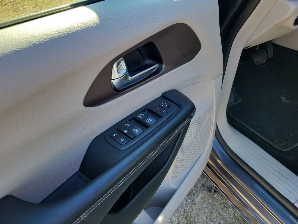 Used 2023 Chrysler Voyager LX image 13