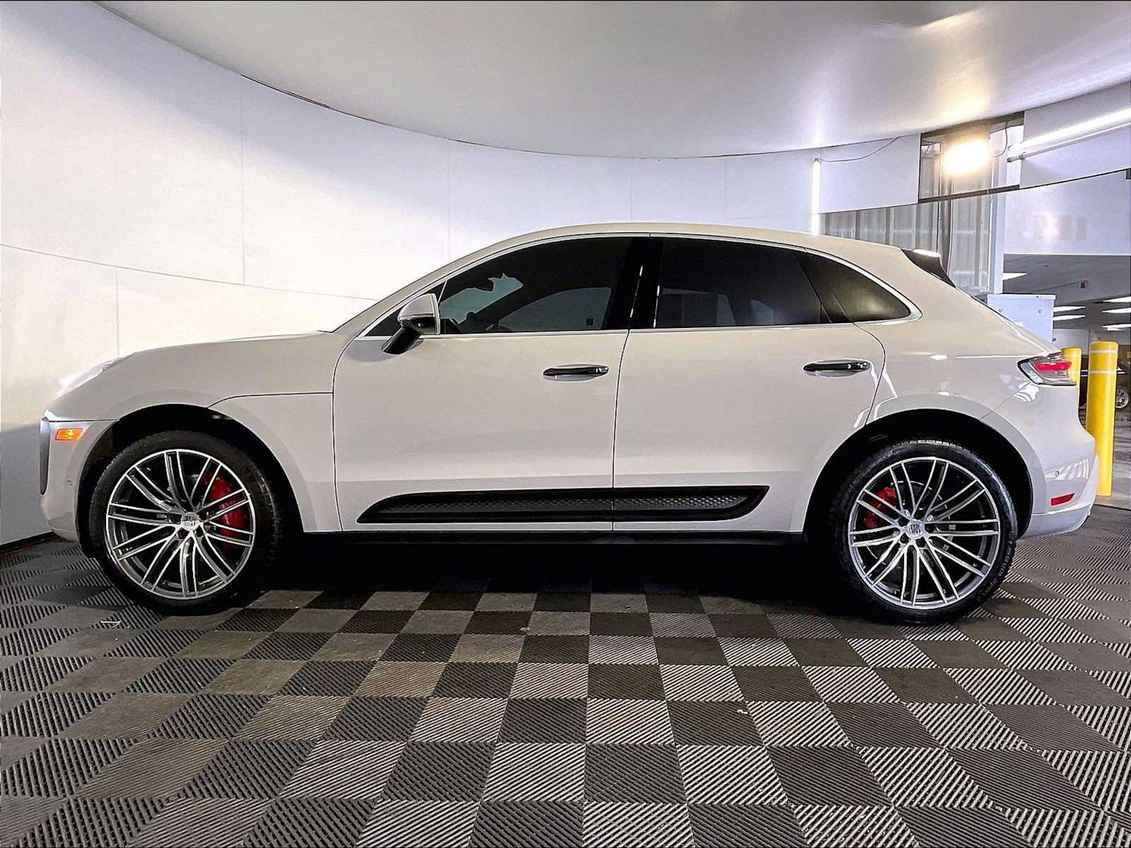 Certified 2023 Porsche Macan S AWD/4WD image 2