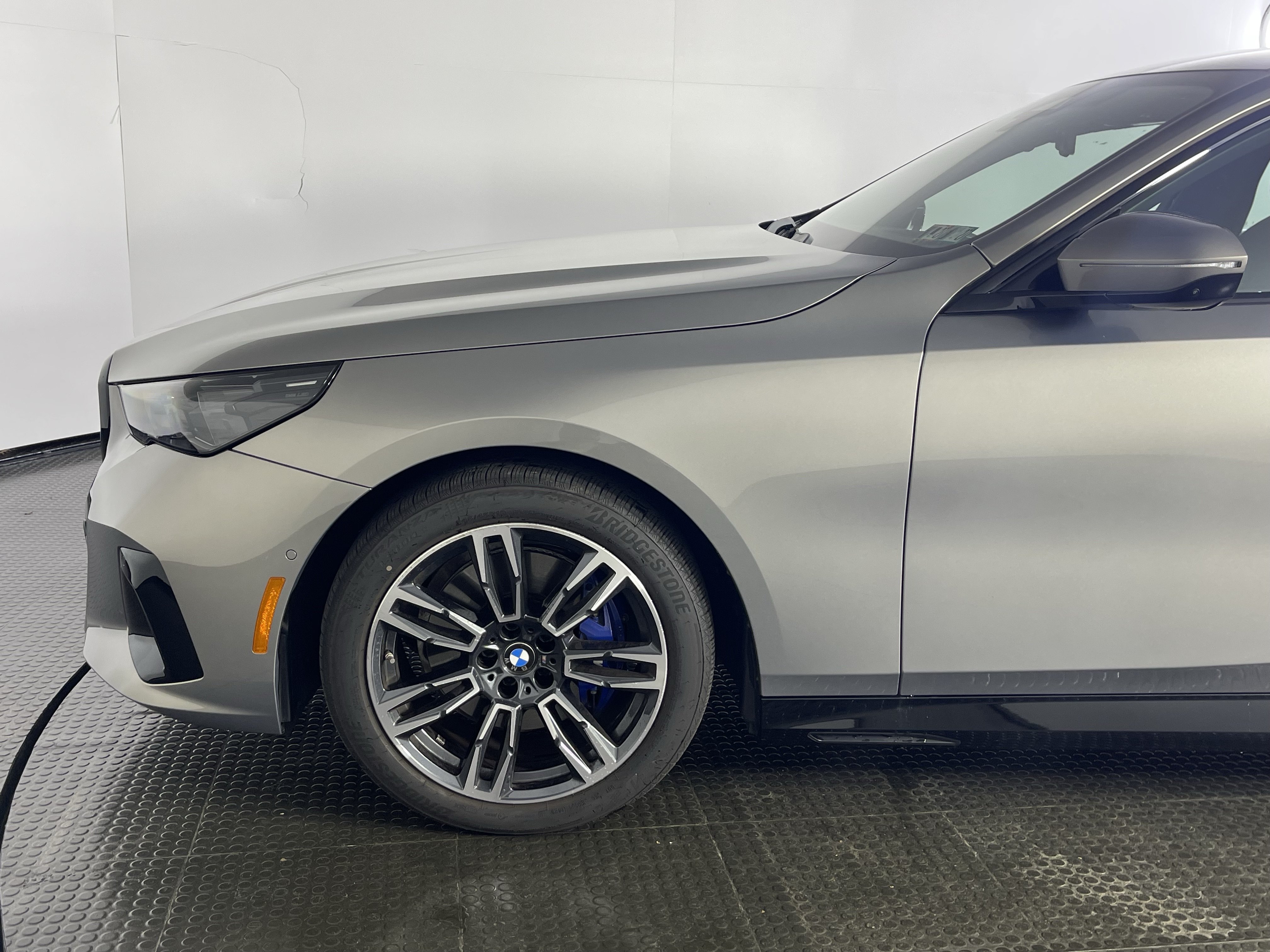 Used 2026 BMW 530i xDrive w/ M Sport Package AWD/4WD image 4