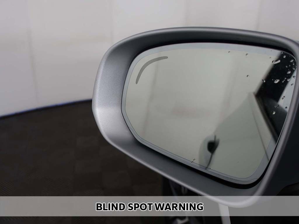 Used 2018 Volvo XC60 T6 R-Design w/ Vision Package image 6