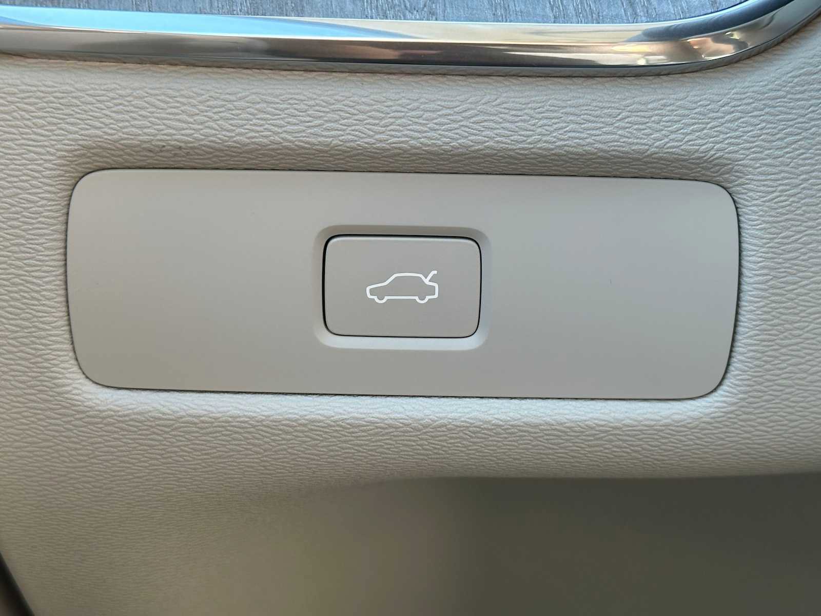 New 2025 Volvo XC60 B5 Ultra w/ Protection Package Premier image 32