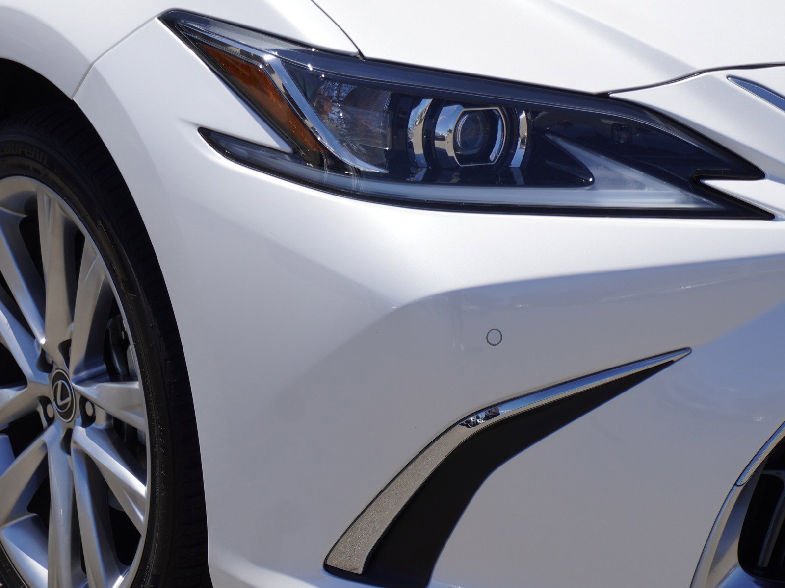Used 2024 Lexus ES 350 w/ Premium Package FWD image 3