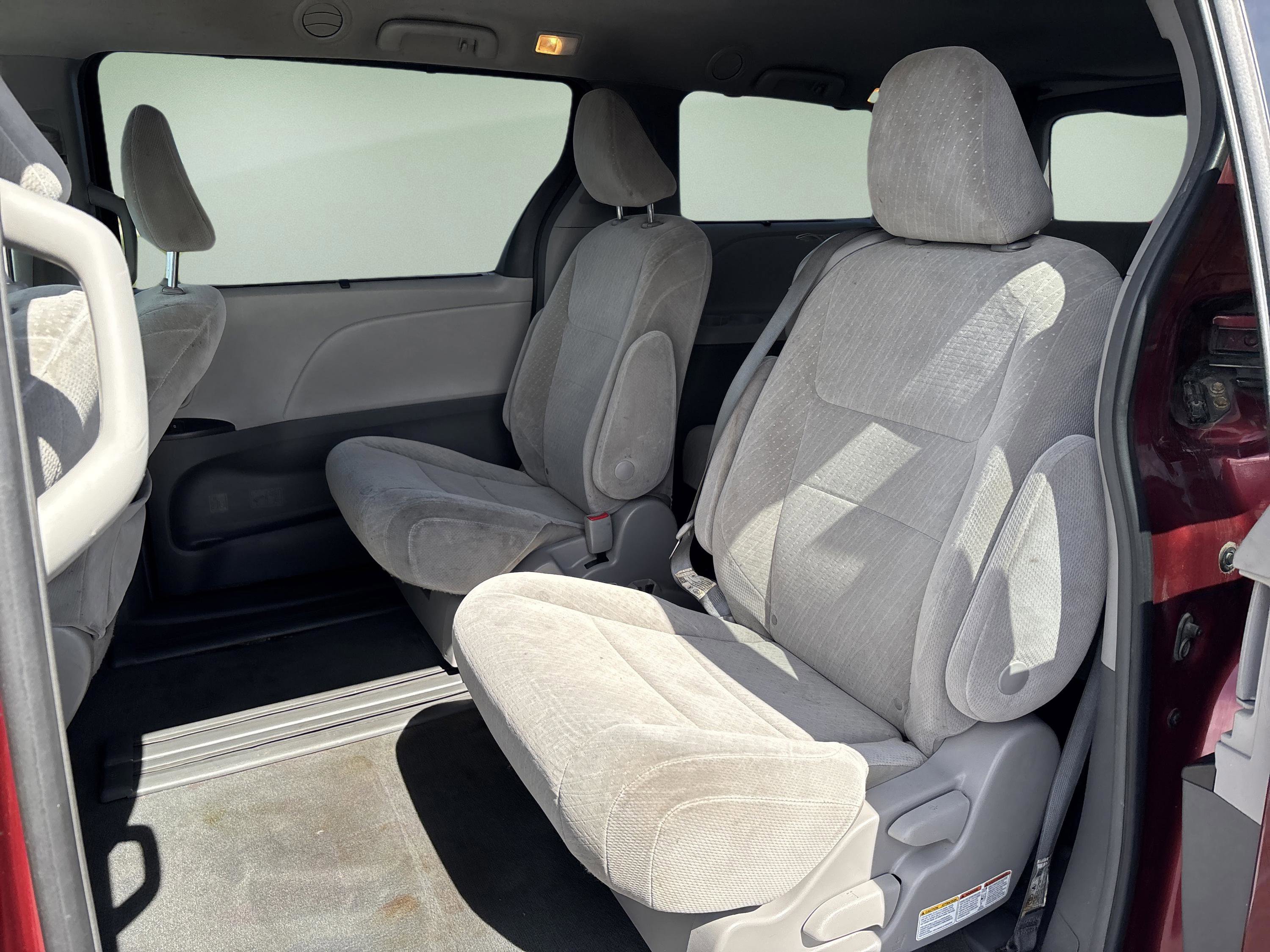 Used 2019 Toyota Sienna LE w/ Outdoor Package FWD image 18