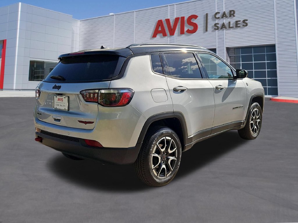 Used 2025 Jeep Compass Trailhawk AWD/4WD image 6