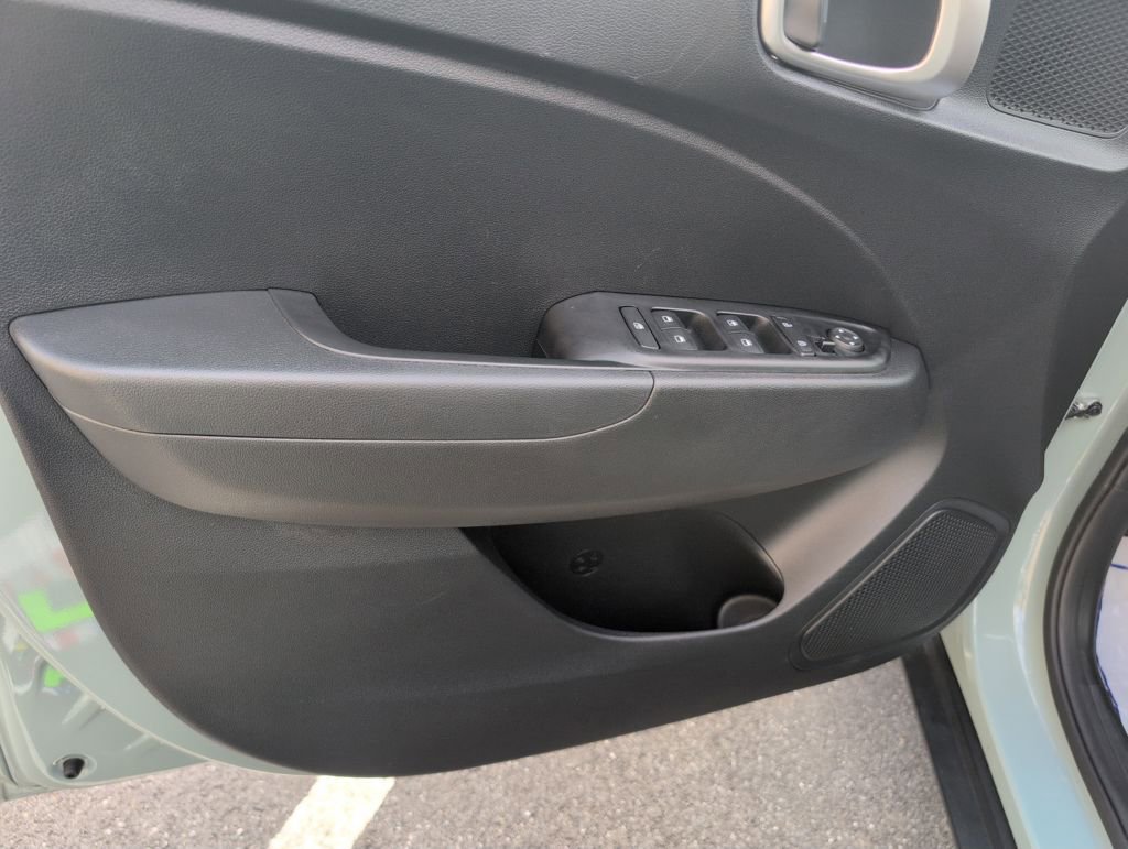 Certified 2025 Hyundai Venue SE image 11