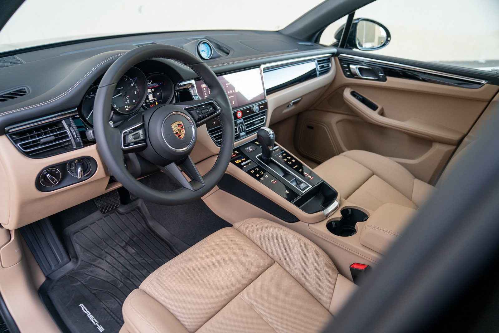 Certified 2026 Porsche Macan AWD/4WD image 4