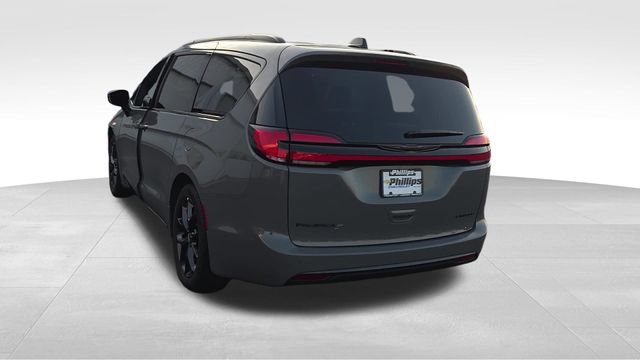 Used 2025 Chrysler Pacifica Limited FWD image 3